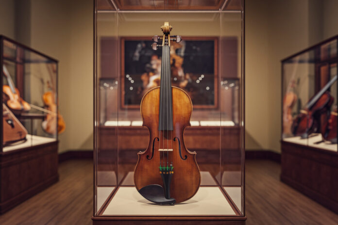 Un précieux violon Stradivarius exposé dans un musée ou laboratoire de conservation