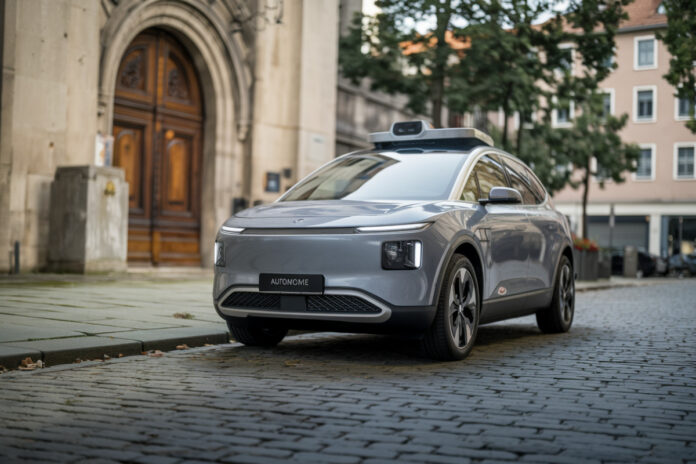 Petite voiture électrique compacte garée en milieu urbain français