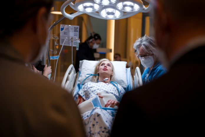 Bonnie Tyler à l'hôpital, équipements médicaux, infirmiers autour du lit