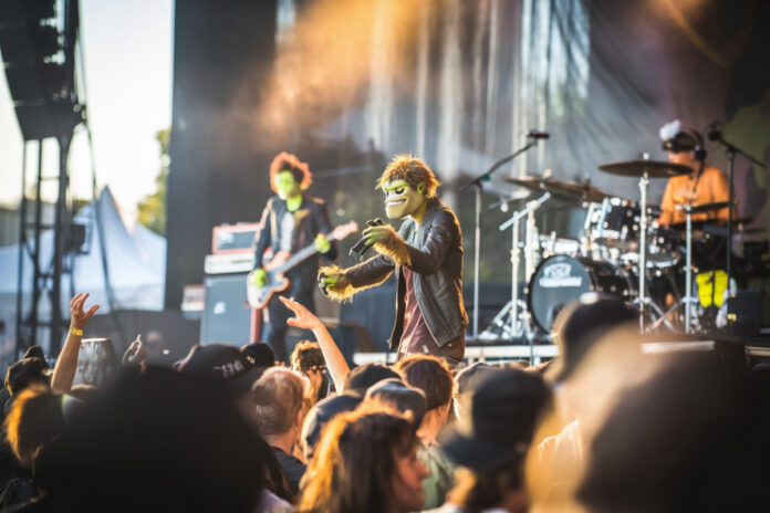 Gorillaz se produisant sur scène devant une foule massive au festival We Love Green 2026.