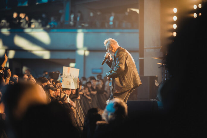 Bad Bunny sur scène à Marseille interprétant un hymne portoricain devant ses fans.