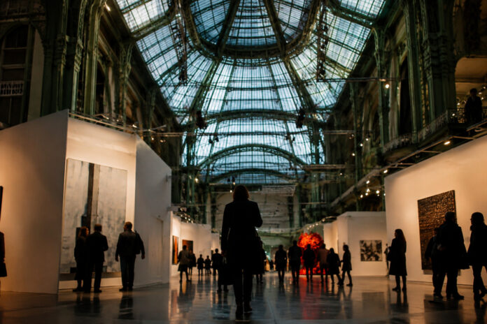 Visiteurs entrant au Grand Palais pour l'ouverture d'Art Basel Paris